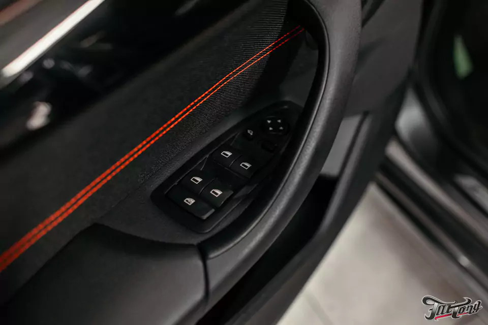 Химчистка салона BMW X1, мойка и консервация подкапотного пространства, полировка и защита фар